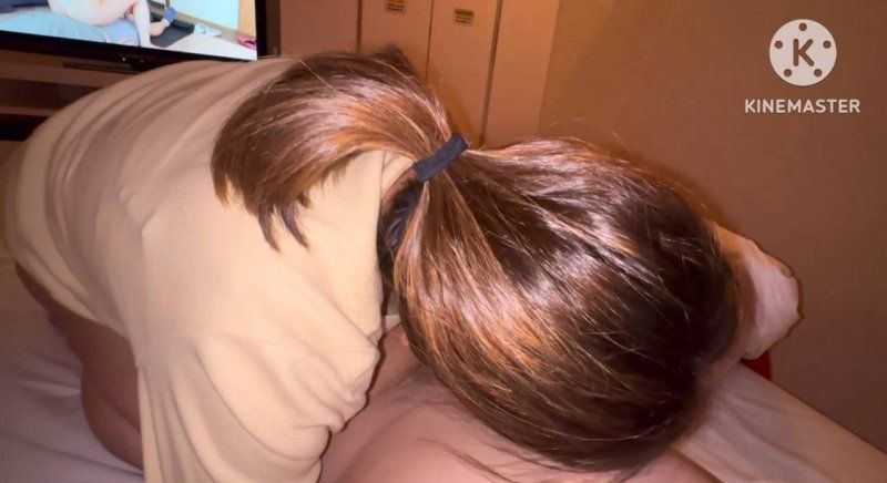 地方超市的收银员、普通主妇，被用连她老公都没看过的蟹脚玩弄。明明只是普通打卡的家庭主妇，竟然是这种打扮…客人们也一定不知道吧