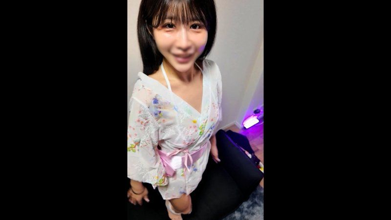 與像映美里的纖細酒廊小姐穿著浴衣,背德感MAX的中出PLAY