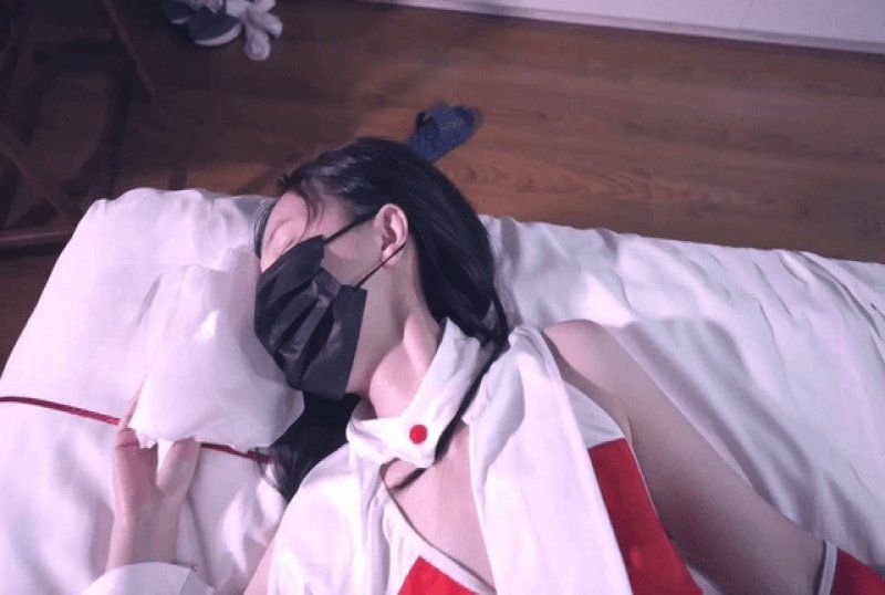 杏吧傳媒 內射黑絲白虎騷母狗女大學生兼職女僕