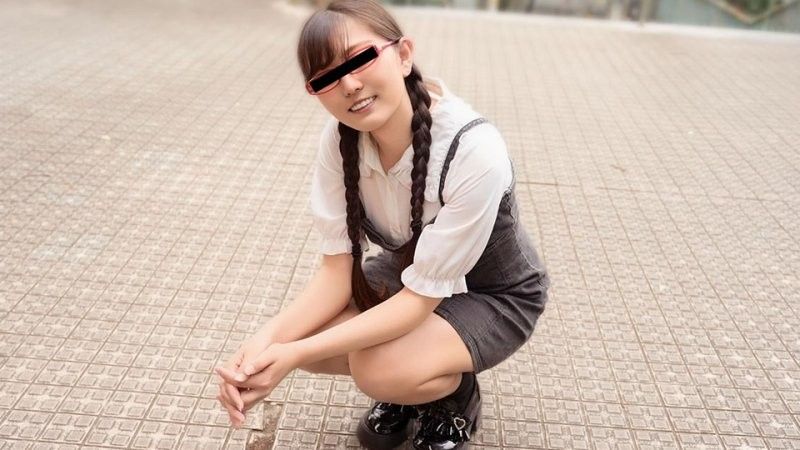 对开发臀部充满兴趣的红色眼镜妹子 反町智美