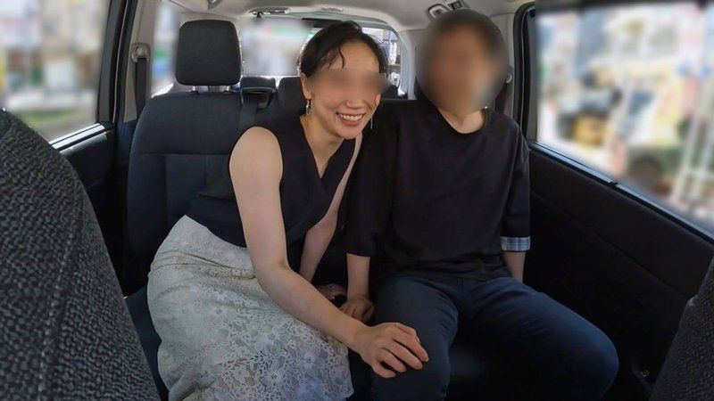 在公園的停車場中出性交！在被發現會很糟糕的情況下，淫穴濕潤的超級變態人妻的怦然心動汽車SEX【無套】