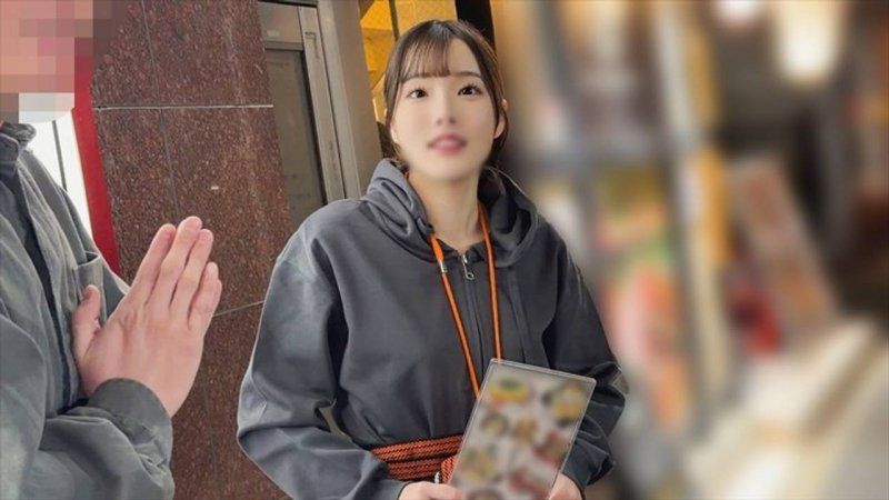 【感觉马上就能幹】容易被说服的居酒屋拉客妹 激爽高潮狂中出