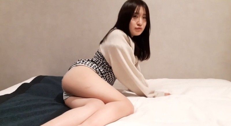 【無碼】和害羞可愛的年輕妻子重逢。和她平時充滿活力的樣子形成鮮明對比的色情眼神和腰部動作，簡直是反差萌，真是太棒了。