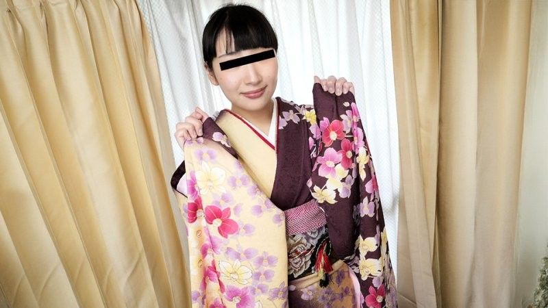 一位穿着和服,胸部丰满柔软的女孩 神乐麻衣