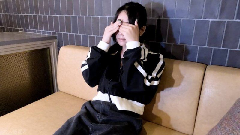 【素人初次拍攝】櫻(18) 第一次拍攝的素人，連口交都沒做過，從不同角度拍攝的影片。明明很緊張，但一碰觸身體就立刻高潮。塞滿了錄影資料。