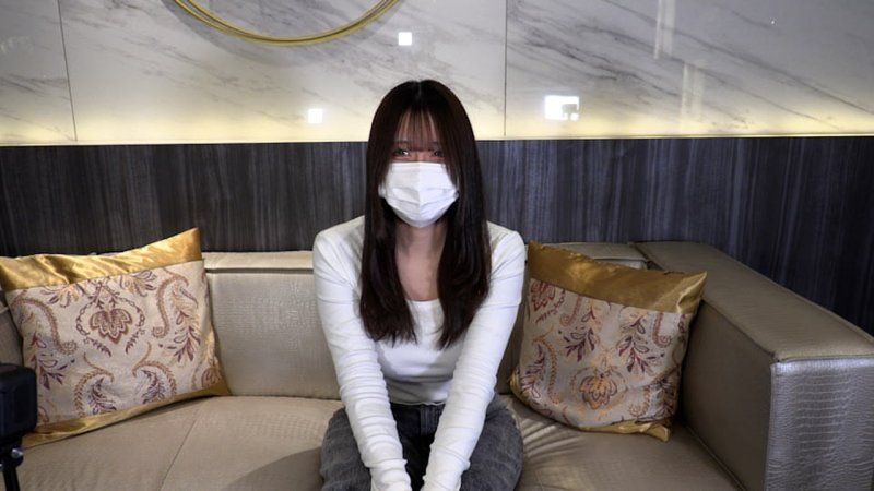 【素人初次拍攝】明日香(18) 黑髮長髮的可愛素人。努力嘗試第一次和中年代謝不良男人的做愛，很棒。但是因為肛門責備而放棄。即使如此還是被再次插入...